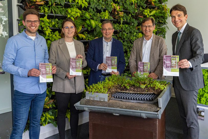 Stellten das Förderprogramm 10.000 Grüne Dächer heute in Essen vor: (v.li.) Michael Jeskulke, Projektentwickler, Stadtkoordinatorin Henrike Abromeit, Andreas Giga, Leiter der Serviceorganisation der Zukunftsinitiative Klima.Werk, Dr. Frank Dudda, Ratsvorsitzender der Emschergenossenschaft, und Prof. Dr. Uli Paetzel, Vorstandsvorsitzender der Emschergenossenschaft.