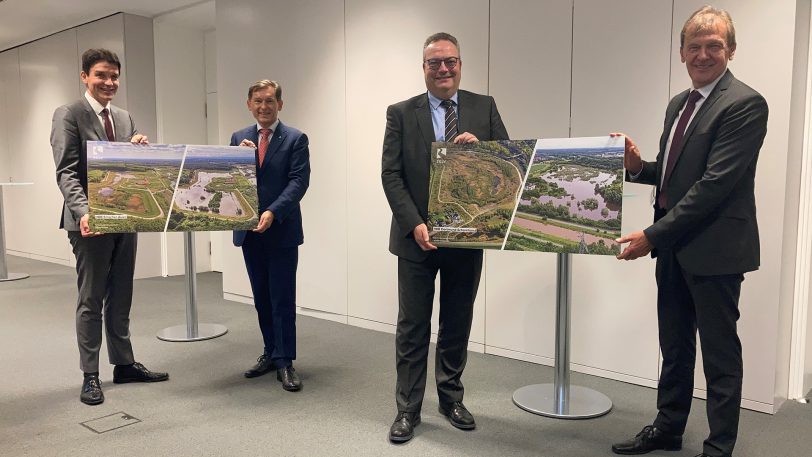 v.l. Prof. Dr. Uli Paetzel, Vorstandsvorsitzender der EGLV, Dr. Frank Dudda, Ratsvorsitzender der EG, Bodo Klimpel, Ratsvorsitzender vom LV, Dr. Emanuel Grün, Technischer Vorstand von EGLV bei einer Pressekonferenz in Marl konsequente Maßnahmen zum Hochwasserschutz vorgestellt.