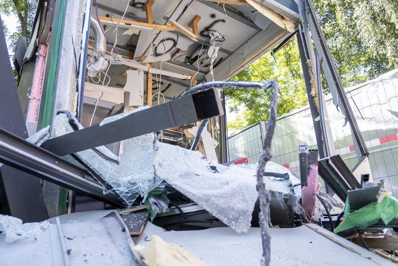 Die zerstörte SB-Geschäftsstelle Constantin der Sparkasse in Herne (NW), am Sonntag (13.06.2021). Zwei bislang unbekannte Täter hatten um 3.07 Uhr  versucht, durch eine Sprengung des Geldautomaten, Beute zu machen. Sie konnten trotz einer sofort eingeleiteten Fahndung der Polizei, mit Hilfe eines Polizeihubschraubers, unerkannt vom Tatort flüchten. Laut Polizeiangaben flogen durch die Wucht der Detonation Trümmerteile bis zu 50 m weit, parkende Autos und ein Haus in der Umgebung wurden durch Splitter beschädigt. Personen wurden zum Glück nicht verletzt.