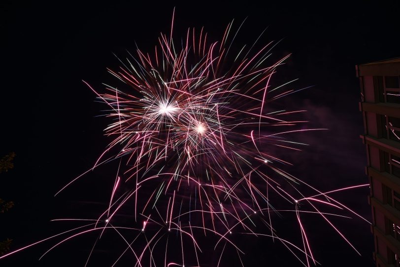 Das Eröffnungsfeuerwerk der Cranger Kirmes 2024, aufgenommen vom Abschussplatz am Westhafen.