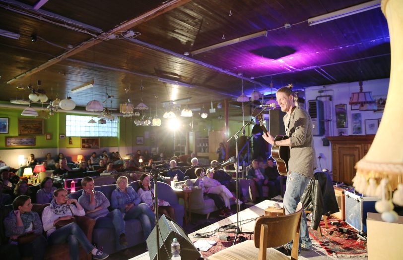 Edy Edwards beim Sofakonzert 2017: auch im Jahr 2025 wird er wieder alles geben.