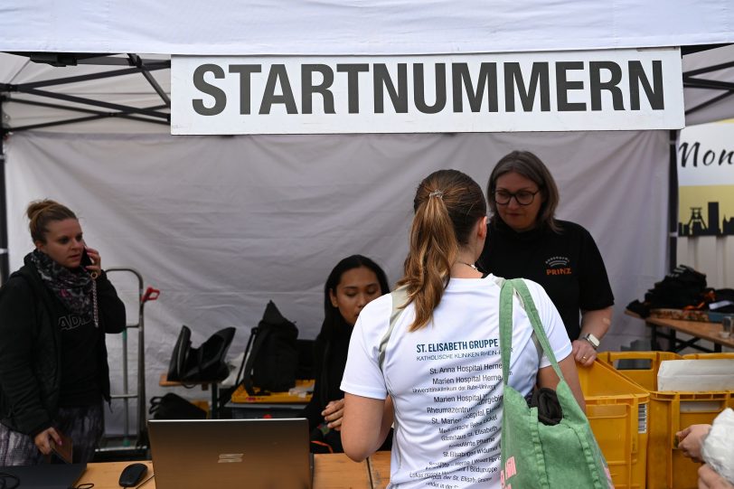 Startnummerausgabe beim Firmenlauf