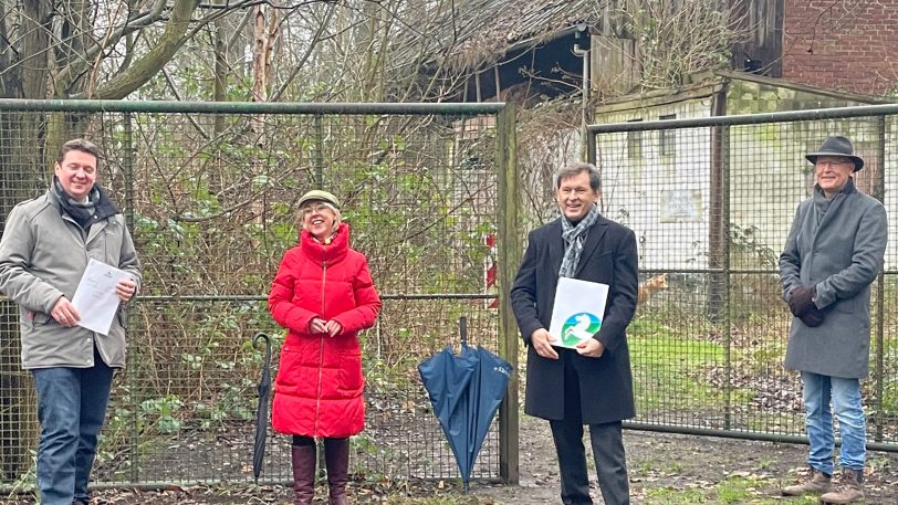 Sie öffnen die Türen zum neuen „Schemhof“: (v.li.) Rajko Kravanja (Bürgermeister Castrop-Rauxel), Anne Krüger (wewole), OB Dr. Frank Dudda und Rochus Wellenbrock (wewole)