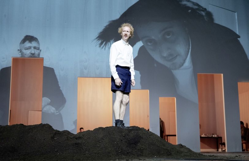 Der hier noch kurzbehoste Edgar (Konstantin Bühler) lässt sich später nackt auf den Erdhaufen fallen.