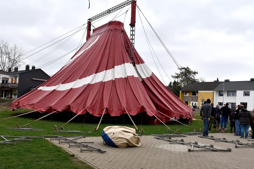 Eltern und Lehrer der Kolibri Schule bauen gemeinsam mit den Artisten das Zirkuszelt auf.