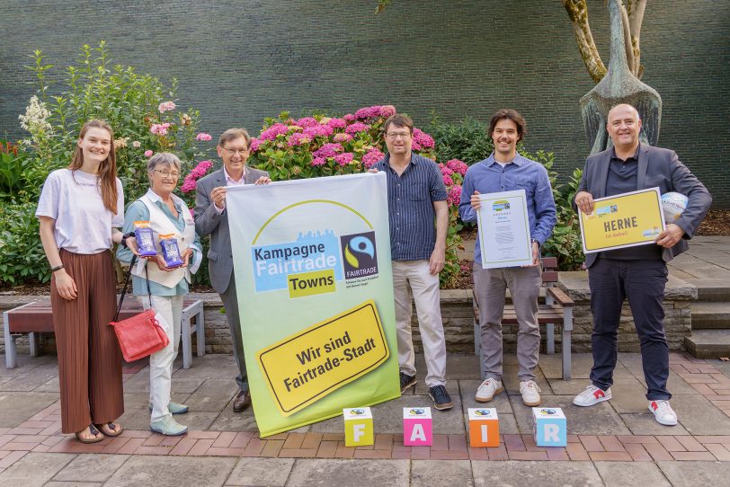 Herne bleibt Fairtrade-Stadt: (v.l.) Tabea Ratermann, Praktikantin bei der Fairen Metropole Ruhr, Christa Winger, vom Weltladen Esperanza, Oberbürgermeister Dr. Frank Dudda, Markus Heißler, von der Fachstelle Eine Welt des Evangelischen Kirchenkreises, Jan Niesten, Fachbereich Umwelt und Stadtplanung, Fachbereichsleiter Umwelt und Stadtentwicklung Achim Wixforth.