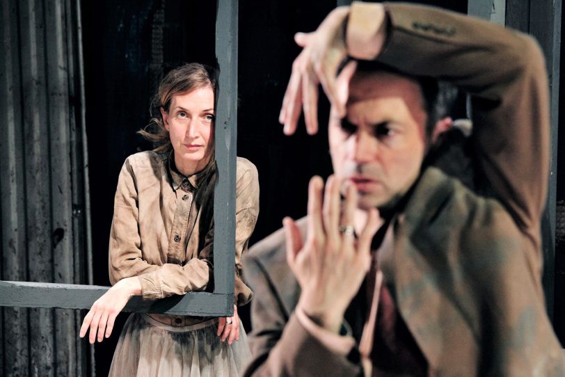 Monika Bujinski und Michael Kamp in „Fahrenheit 451“.