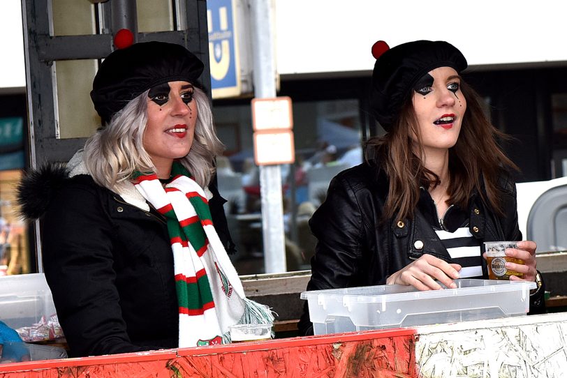Der Rosenmontagszug am Robert-Brauner-Platz.