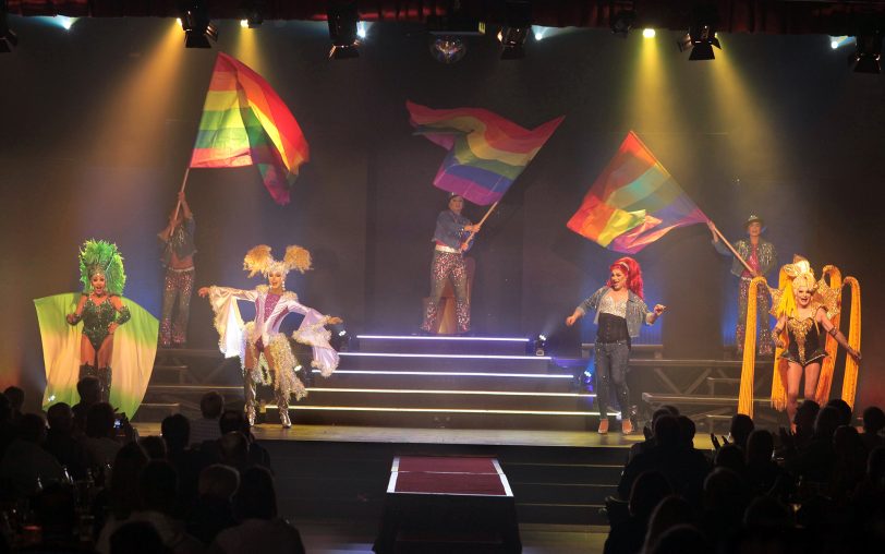 Zusammen sind wir bunt: Regenbogenfahnen gehören dazu.