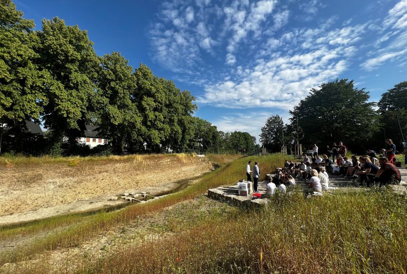 Schüler und Lehrkräften weihten mit Prof. Dr. Uli Paetzel und Dr. Frank Dudda das Blaue Klassenzimmer am Ostbach ein.
