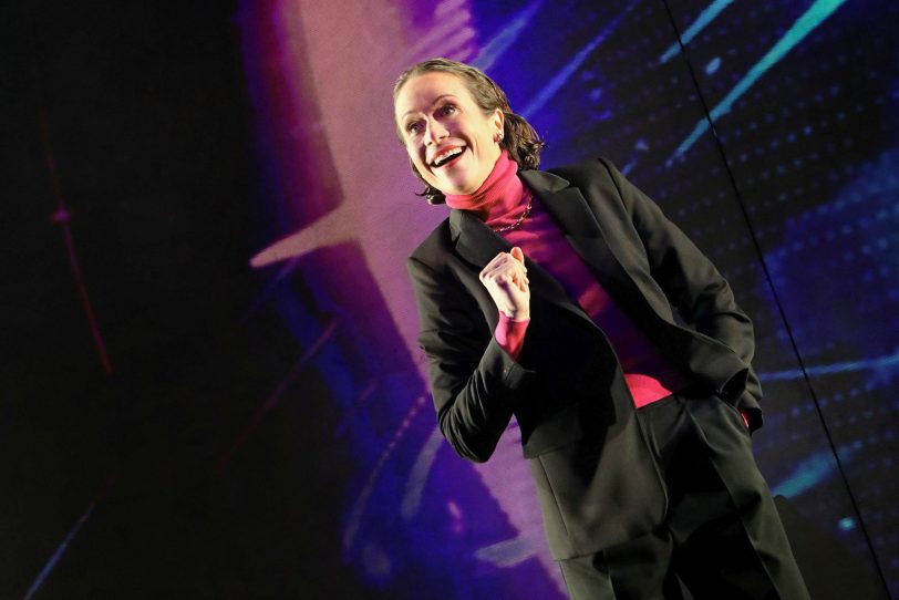 AufRuhr: Retro-Dystopie am Schauspiel Essen. Das Kapital jettet um die Welt: Janina Sachau als Investorin Van Velt.