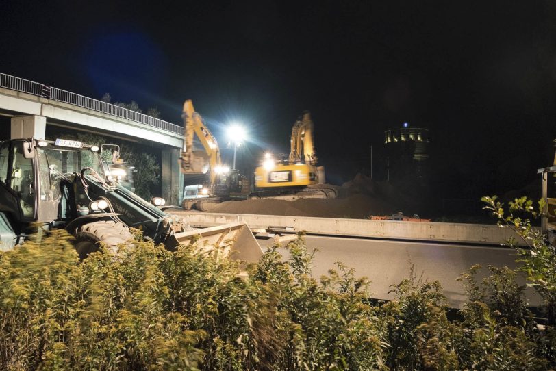 Abriss der Fußgängerbrücke über der A43.