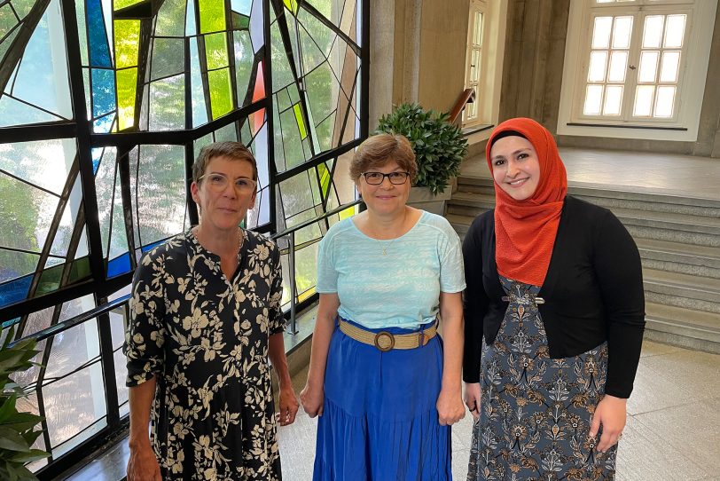 Das Team vom Gesprächskreis für türkischsprachige pflegende Angehörige: (v.li.) Ulrike Lange (Fachbereich Soziales), Teilnehmerin Fatma Tügen und Zehra Sagdic (PlanB Ruhr).