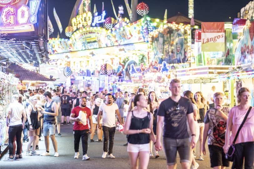 Alles blinkt und alles dreht sich - sehr zur Freude der Kirmes-Fans.