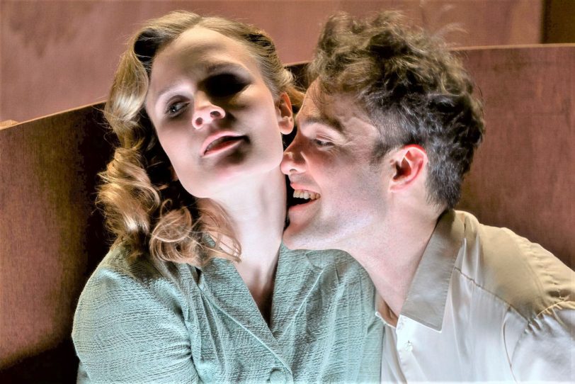 Amour fou: Hanna Schmitz (Thyra Uhde) und der noch nicht einmal halb so alte Michael Berg (Tobias Schwieger) in 