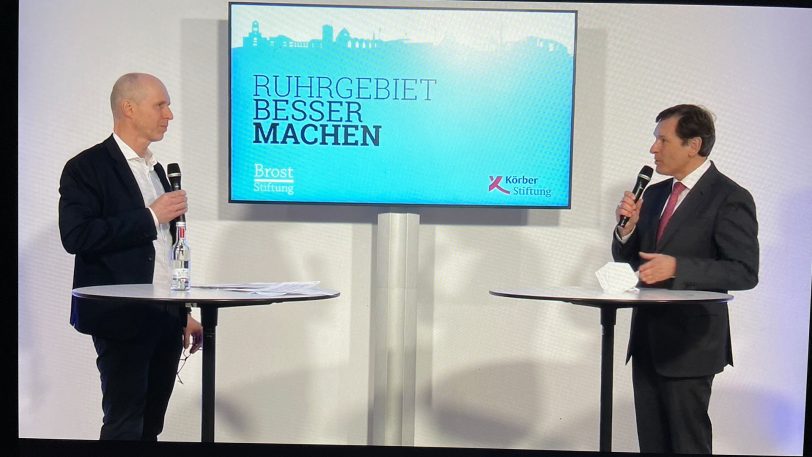 Oberbürgermeister Dr. Frank Dudda (re.) im Gespräch mit Moderator Dr. Jost Lübben bei der Präsentation und Diskussion der Vorschläge vom Projekt 