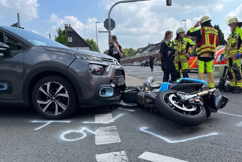 56-jähriger Motorradfahrer wurde bei einem Verkehrsunfall schwer verletzt. 23-jährige Hernerin missachtete die Vorfahrt.