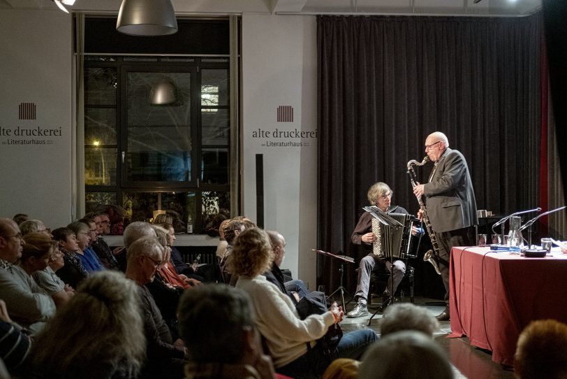 Zur Befreiung von Auschwitz: Lesung in der Alten Druckerei an der Bebelstraße in Herne (NW), am Montagabend (27.01.2020). Norbert Kozicki und Jan Zweyer lasen Texte von Auschwitzhäftlingen. Musikalisch umrahmt wurde der Abend von Eckard Koltermann (Bassklarinette) und Ralf Kaupenjohann (Akkordeon). Sie präsentierten Improvisationen jiddischer Lieder.