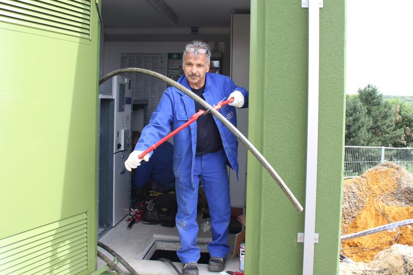 Stadtwerke-Mitarbeiter Sotirios Karagiosopulos bereitet die Starkstromkabel für den Anschluss des neuen Windrads an das Stromnetz vor.