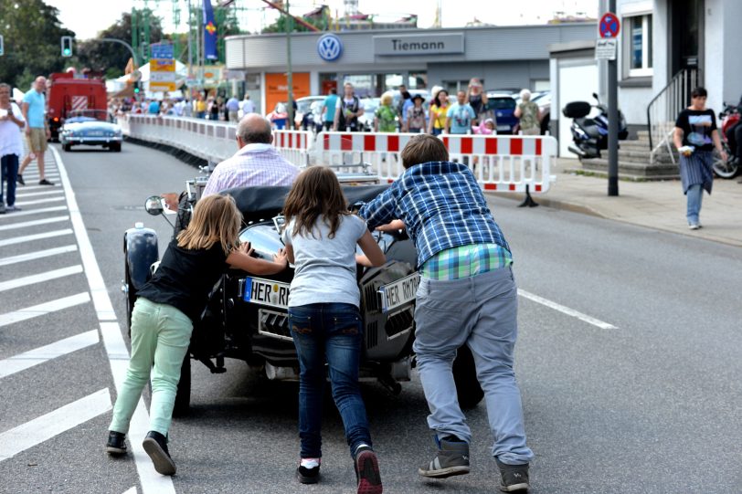 Kirmesoldtimer fahren von Bochum zum Cranger Kirmesplatz