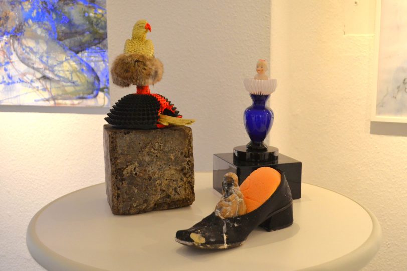 Drei von vier Objekten Doris Kirschner-Hamers, die von Verletzlichkeit, von Schutz oder überraschendem Weiterleben im Alltäglichen zeugen.