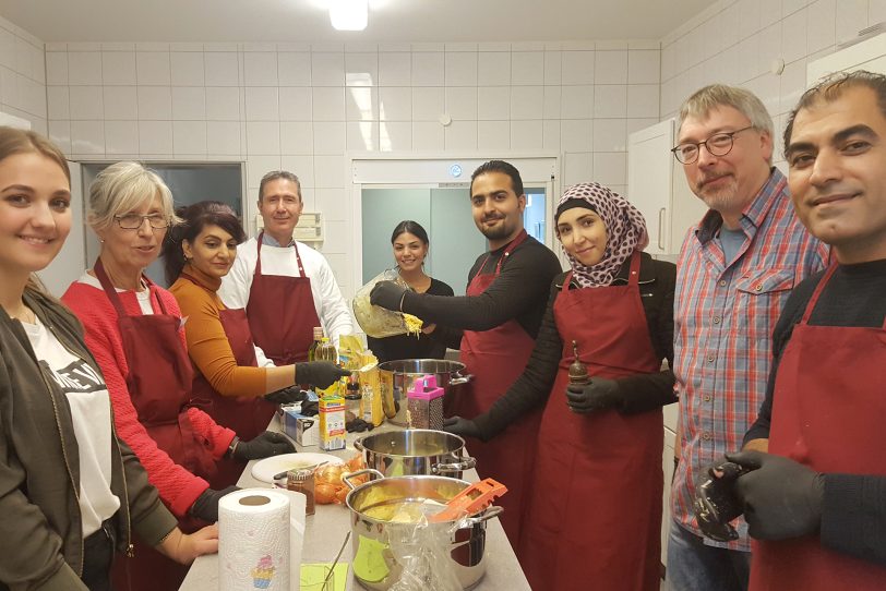 Gespräche und gegenseitiges Kennenlernen beim Caritas-Kochtreff.