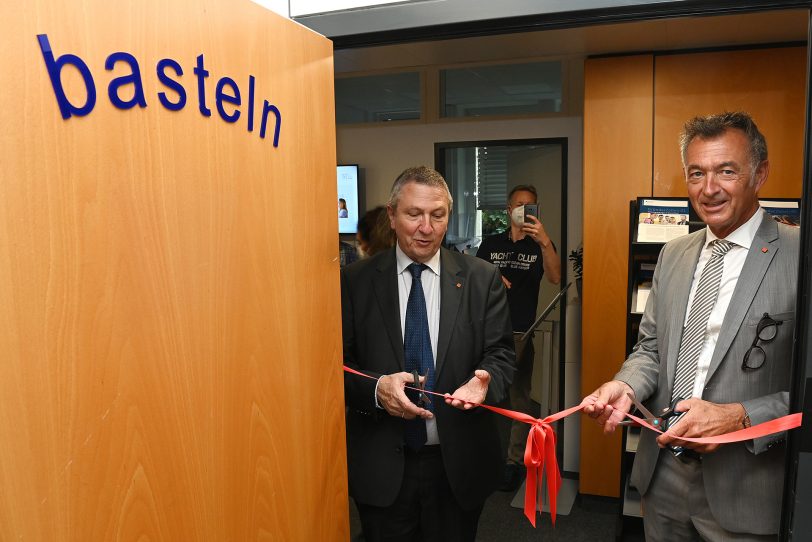 FH-Rektor Prof. Dr. Wilhelm Schwick (l.) und FH-Kanzler Jochen Drescher eröffnen das neue Gründungs- und Kreativzentrum SQuArE und durchschneiden das rote Band zur Werkstatt.