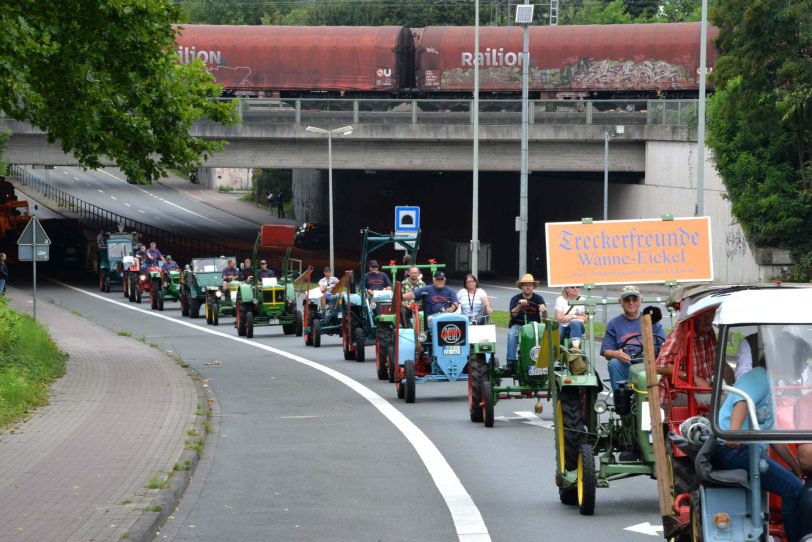 2. Oldtimer-Parade der Cranger Kirmes.