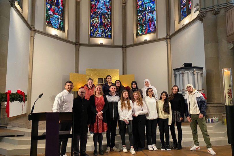 Schüler der FOSO2B hörten zu, wovon Tuncay Nazik (2.v.l.) im interreligiösen Gebet berichtete.