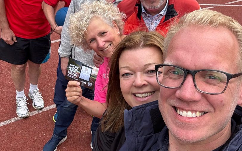 Freuen sich über den Tag des Sportabzeichens: (v.li.) Gabriele Przybyl (stellv. Sportausschussvorsitzende), Petra Herrmann-Kopp (SSB Herne) und Hendrik Bollmann (Herner SPD-Vorsitzender und Bundestagsabgeordneter). Verdeckt sind (in grau) Peter Achilles, Geschäftsführer SSB Herne, und Hans Peter Karpinski (rot, Vorsitzender SSB Herne).