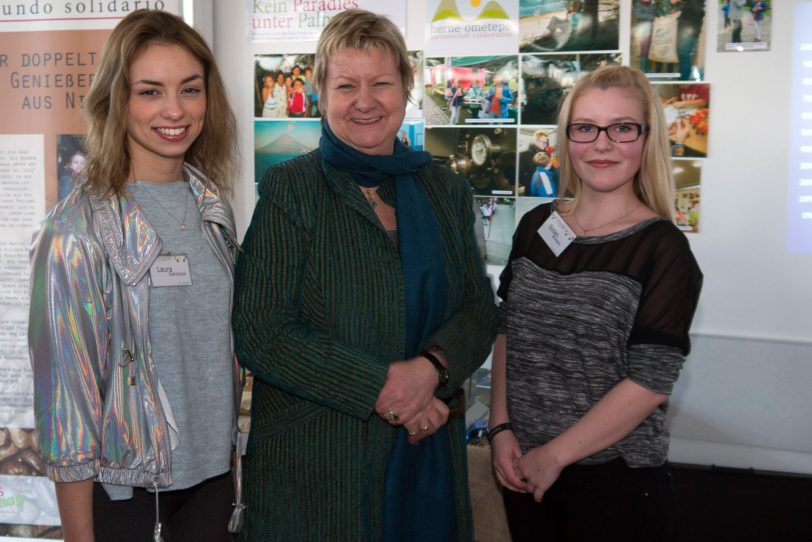 Laura Gansczyk, Schulministerin Löhrmann. und Susan Wilhelm.