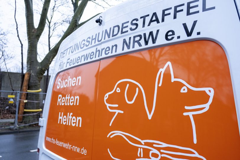 Hundeführer der Rettungshundestaffel für Feuerwehren NRW e.V. trainieren mit ihren Hunden in einem Abbruchhaus in Herne (NW), am Sonntag (05.01.2020). Das Gebäude an der Cranger Straße wird im Zuge des Ausbaus der A43 und des Autobahnkreuz Herne in den kommenden Wochen abgebrochen.