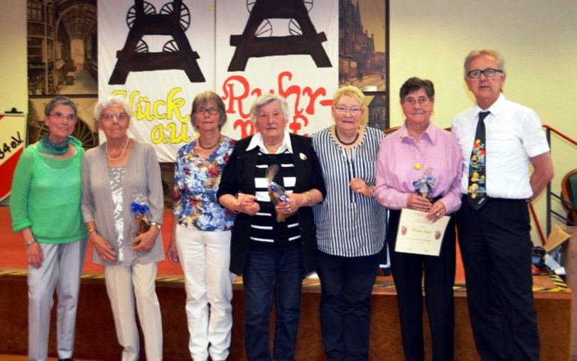 v.l. Christel Neuhaus (stellvertretende Vorsitzende), Gerti van Merwyk (90. Geburtstag), Ursula Woger (Schatzmeisterin), Kläre Klein (90.Geburtstag), Barbara Hoya (Geschäftsführerin), Rosemarie Kirchhoff (25 – jähriges Jubiläum), Burkhard Ladewig (Vorsitzender).