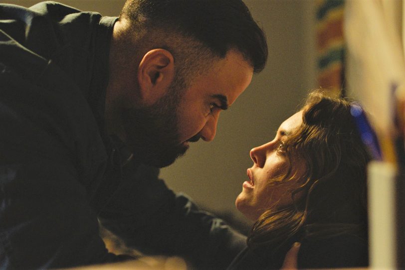 Bodyguard Carlos (José Barros) setzt Hanna (Valerie Stoll) unter Druck.