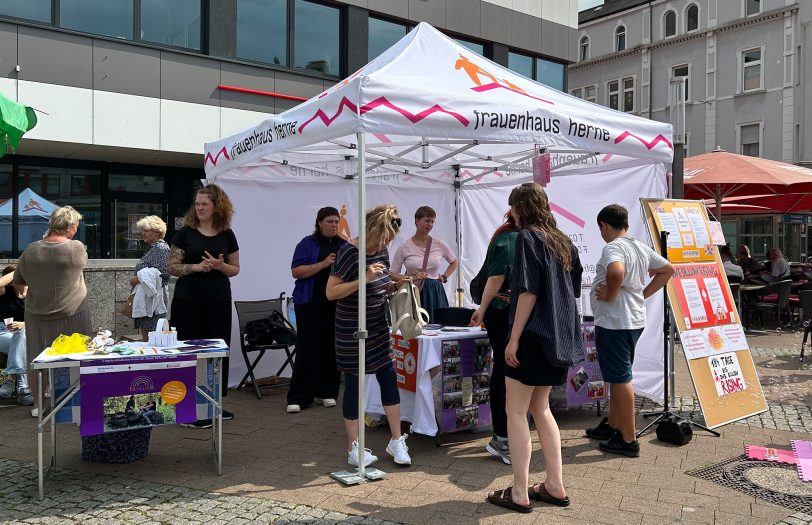 An den Infoständen informierten sich viele Menschen, wie hier am Stand des Frauenhauses Herne.