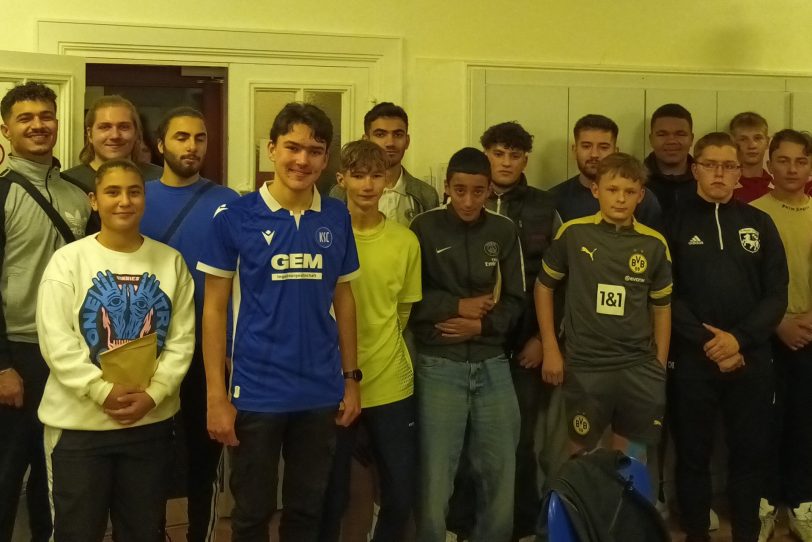 Der Fußballkreis begrüßt 21 neue Schiedsrichter - die Zahl könnte sogar noch steigen. Aufgrund der Maße des mitgesendeten Fotos sind leider nicht alle neuen Unparteiischen zu sehen.