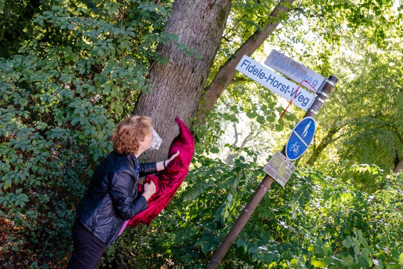 Bettina Szelag enthüllt das Schild