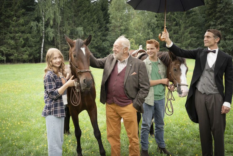 Anni Sommer (Martha Haberland) und ihr Freund Lorenz (Franz Krause) stellen Ponyherz dem Grafen von Merfeld (Dieter Hallervorden) und dessen Butler Mortimer (Lucas Tavernier) vor.