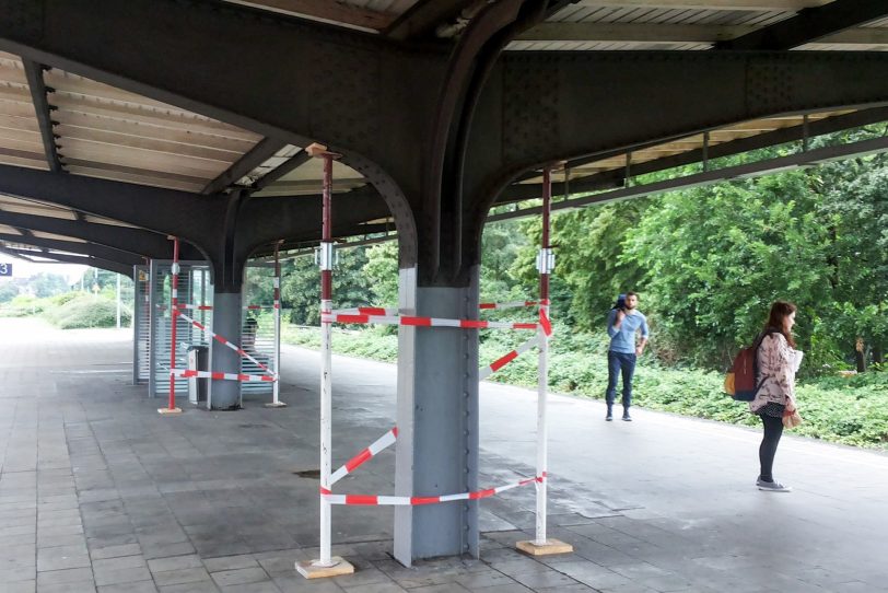 Die Stahlträger an den Gleisen.