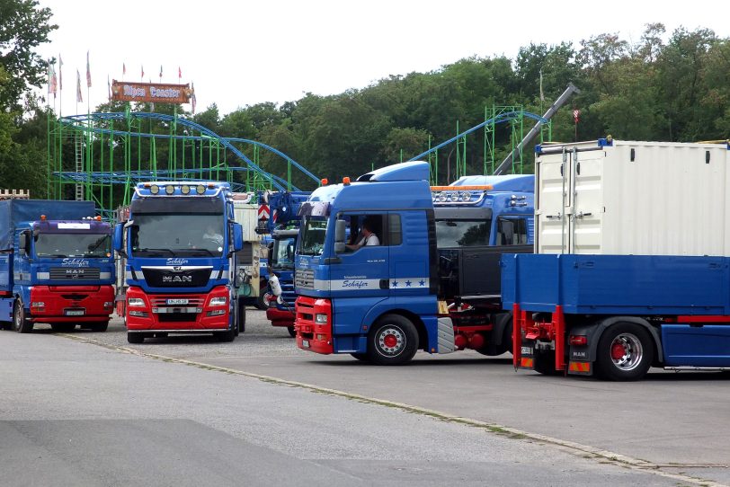 Aufbau am 21. Juli 2025 auf dem Platz in Crange – noch stehen die Lkw kreuz und quer und müssen entladen werden.