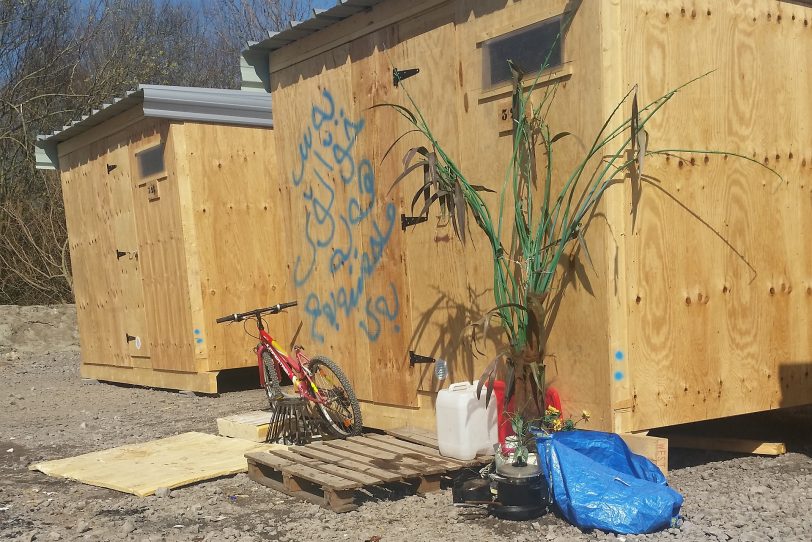 In diesen Holzhütten lebten die Flüchtlinge.