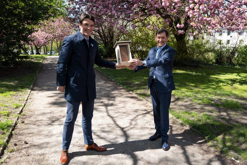 v.l. Prof. Dr. Uli Paetzel überreicht OB Dr. Frank Dudda das erste Bienenhotel.