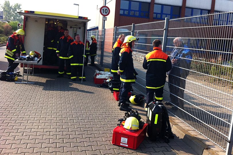 Feuerwehr am Parkplatz des Straßenverkehrsamtes an der Südstraße.
