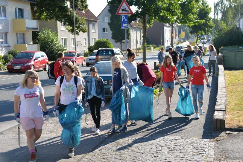 Motiviert durch die Plakataktion „Herne blitzblank“ machen sich Schüler der Hiberniaschule daran, das Umfeld ihrer Schule vom Müll zu befreien. Unterstützung erhielten sie von Oberbürgermeister Dr. Dudda.