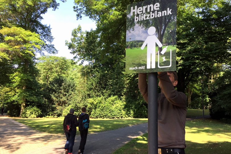 Plakataktion wirbt für mehr Sauberkeit.