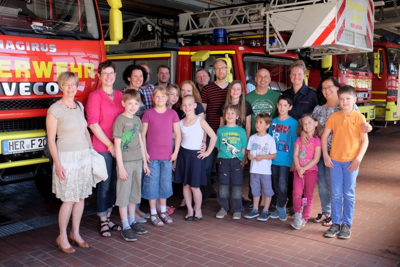 Eltern und Kinder zu Besuch bei der Feuerwehr.