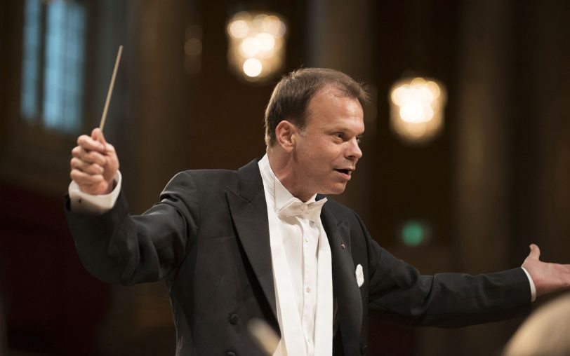 Der gebürtige Wiener Stefan Vladar ist auch als Dirigent gefragt – wie beim 7. Sinfoniekonzert der Neuen Philharmonie Westfalen.