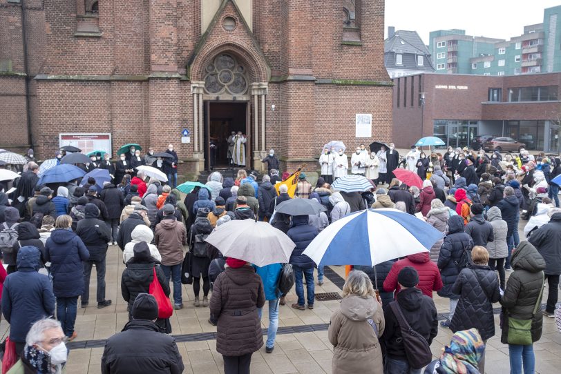 Friedensgebet an der Kreuzkirche in Herne (NW), am Samstag (22.01.2022). Seit einigen Wochen haben sich das Bündnis Herne, die Schirme gegen Rechts, die katholische Kirchengemeinde St. Dionysius, die Islamische Gemeinde Röhlinghausen und die evangelische Kreuz-Kirchengemeinde zusammengeschlossen, um ein Zeichen für ein solidarisches Miteinander in der Pandemie zu setzen und den Opfern der Pandemie zu gedenken.