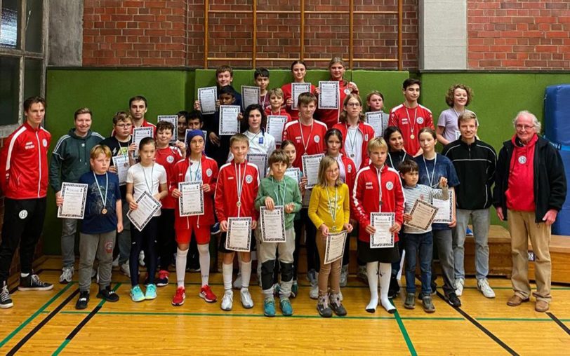 Bei den vom Herner TC ausgerichteten Herner Stadtmeisterschaften im Fechten wurden zahlreiche Preisträger gekürt. Mit dabei waren die Trainer Carl David Camus, Jan Patrick Camus und Alessio Witzke sowie der Fachschaftsleiter des SSB Herne, Jürgen Camus.