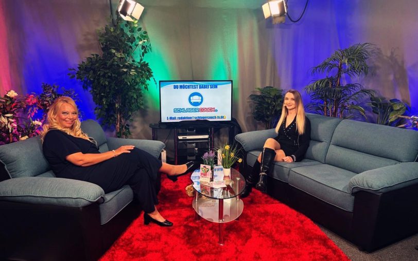 Sarina Funke (re.) mit Moderatorin Nicole Kruse bei der Aufzeichnung zum Format